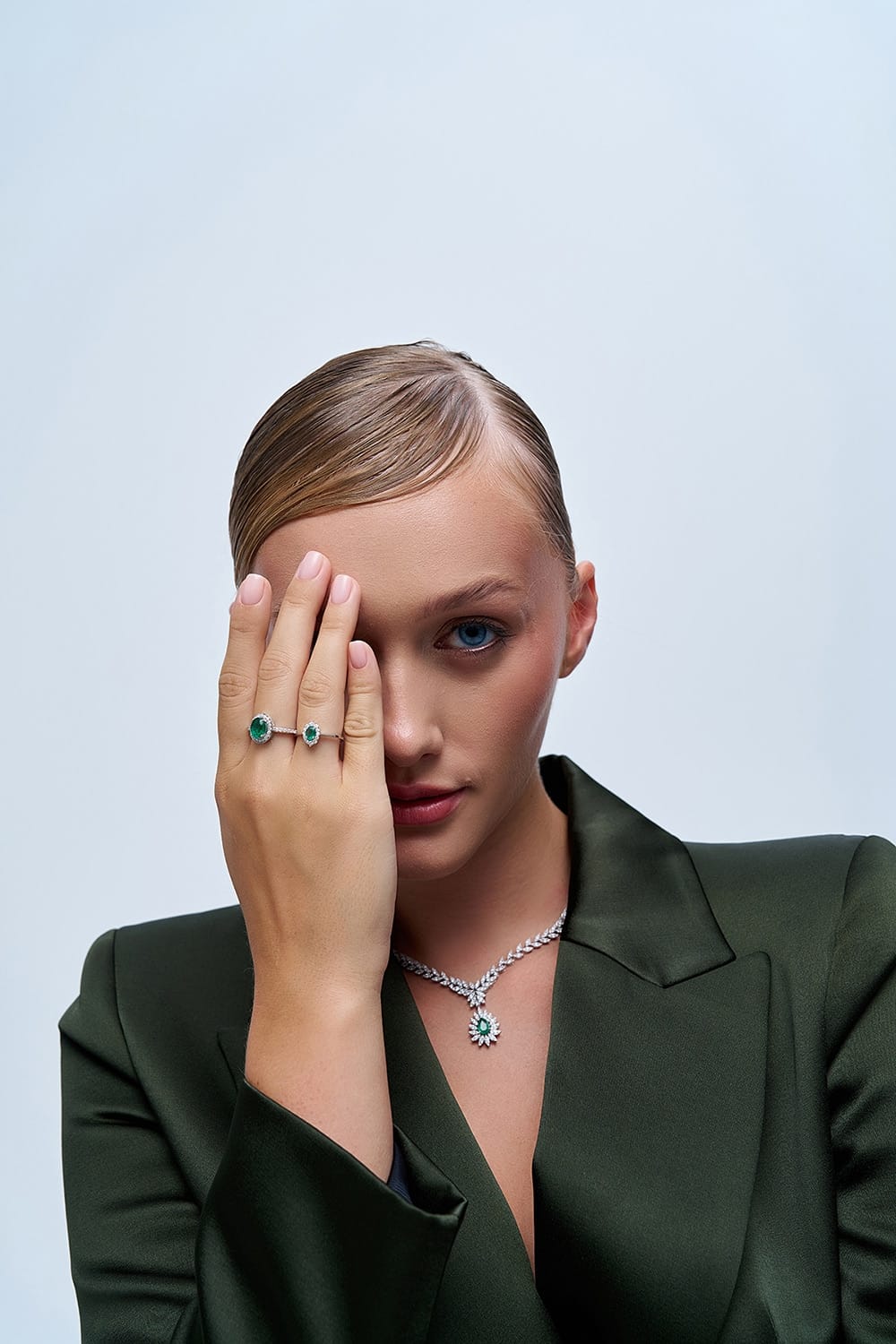 3.76 Karat IDL Sertifikalı Tasarım Pırlanta Zümrüt Gerdanlık