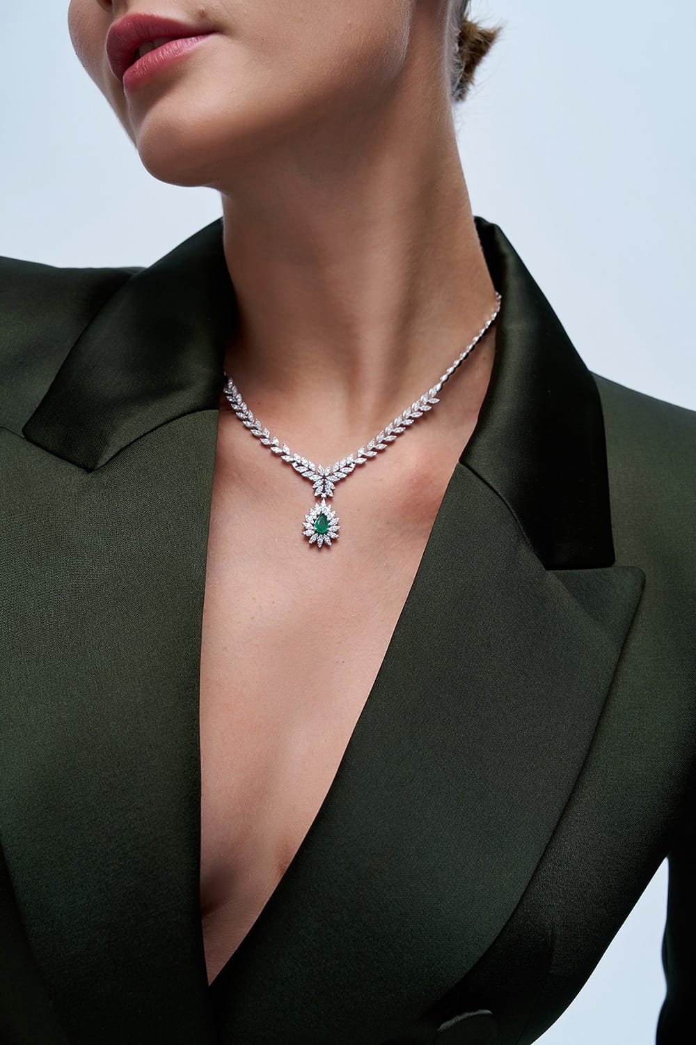 3.76 Karat IDL Sertifikalı Tasarım Pırlanta Zümrüt Gerdanlık