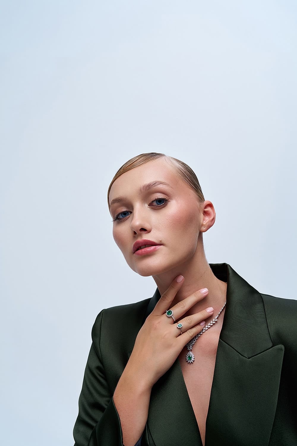 3.76 Karat IDL Sertifikalı Tasarım Pırlanta Zümrüt Gerdanlık